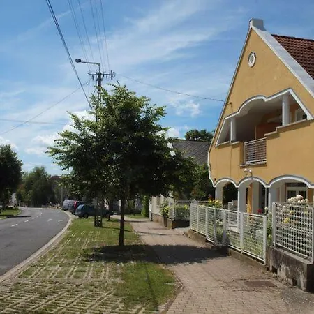 Yellow Rose Apartment *