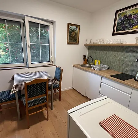 Yellow Rose Apartment *