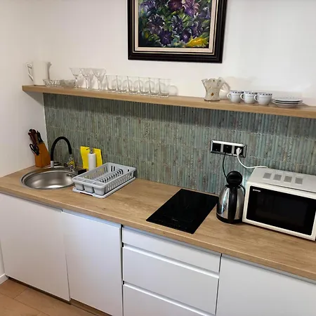 Yellow Rose Apartment *